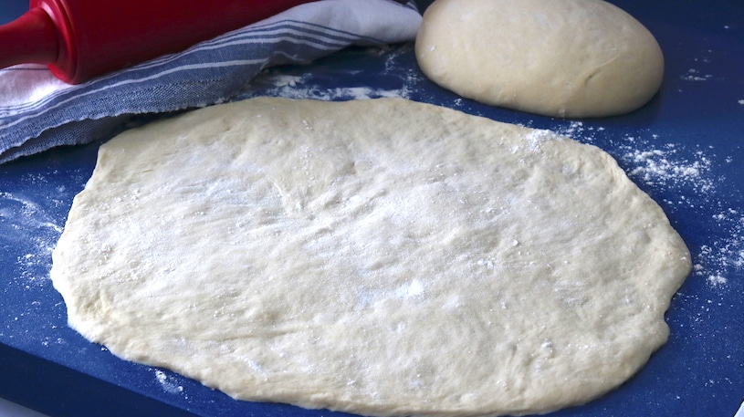 masa de pizza esponjosa estirada