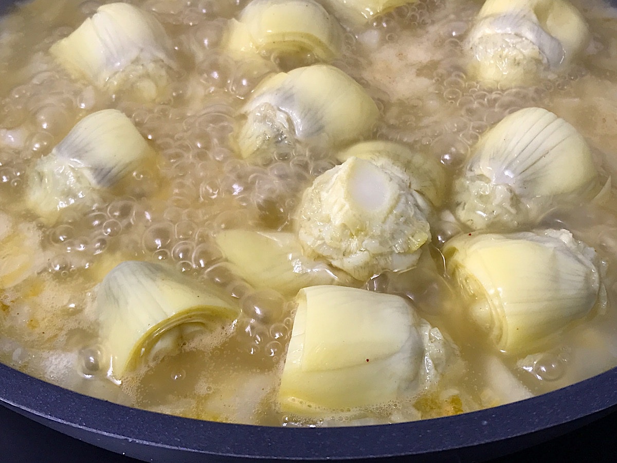 alcachofas cocinandose en salsa