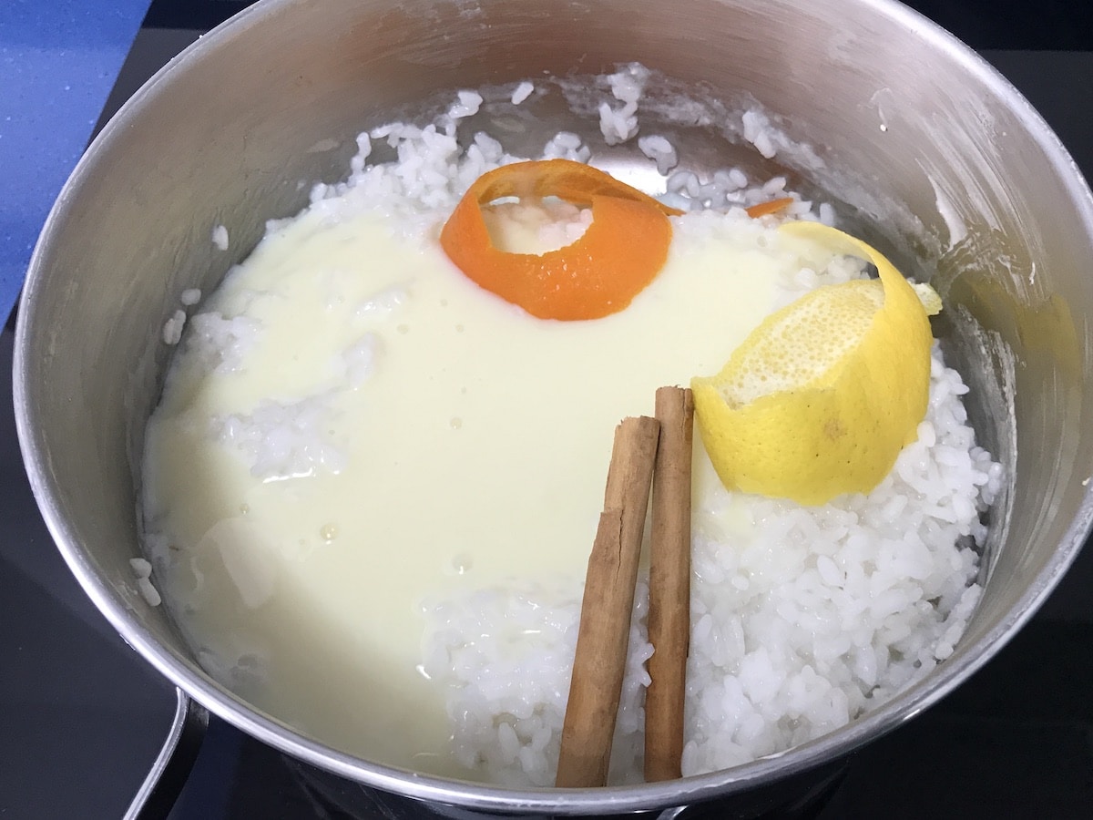 Arroz cocido con leche condensada