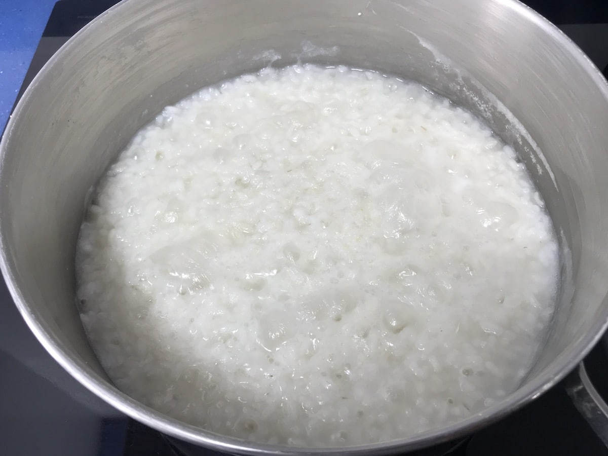 Arroz cocido en agua para arroz con leche condensada