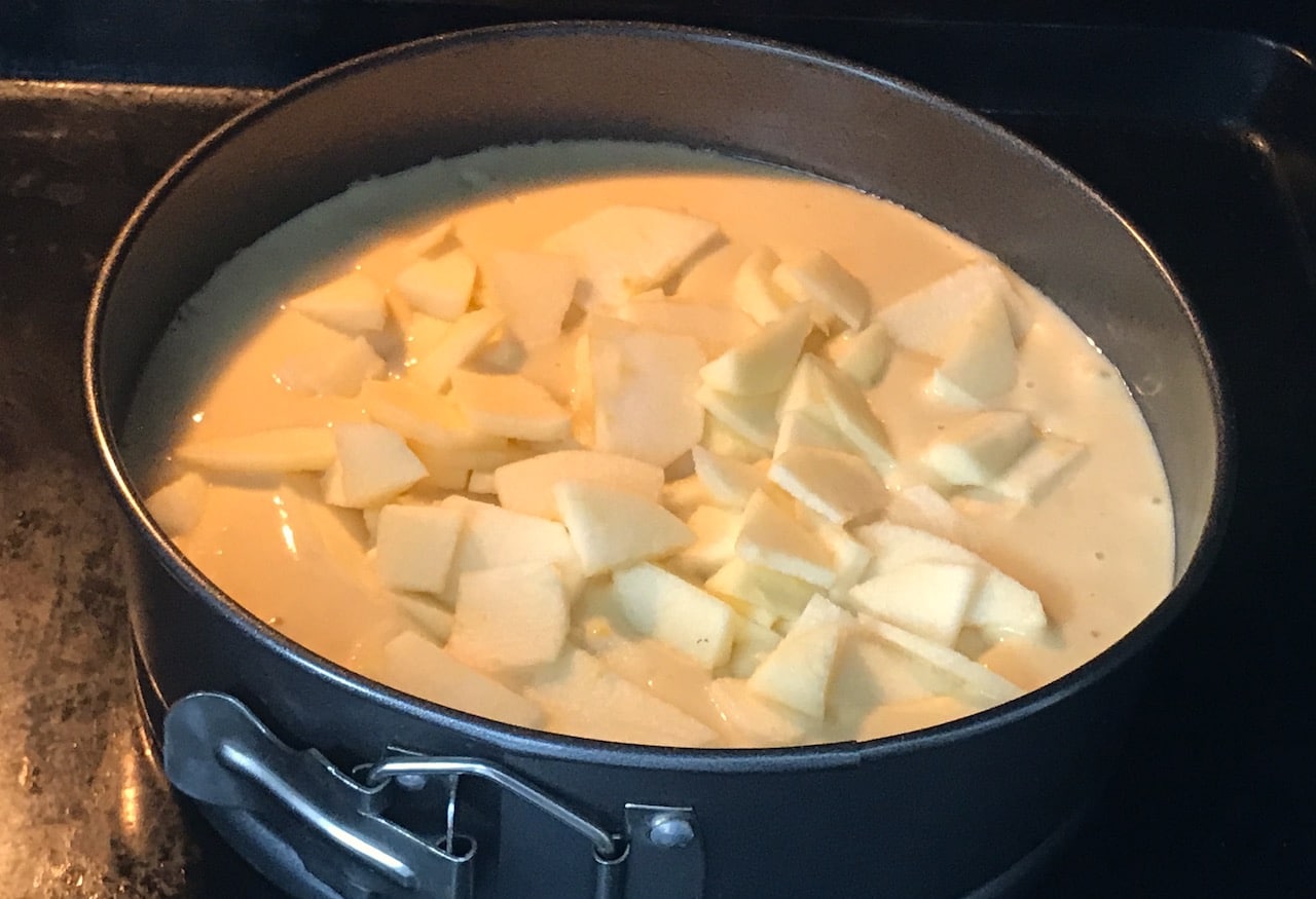 bizcocho de manzana en el horno