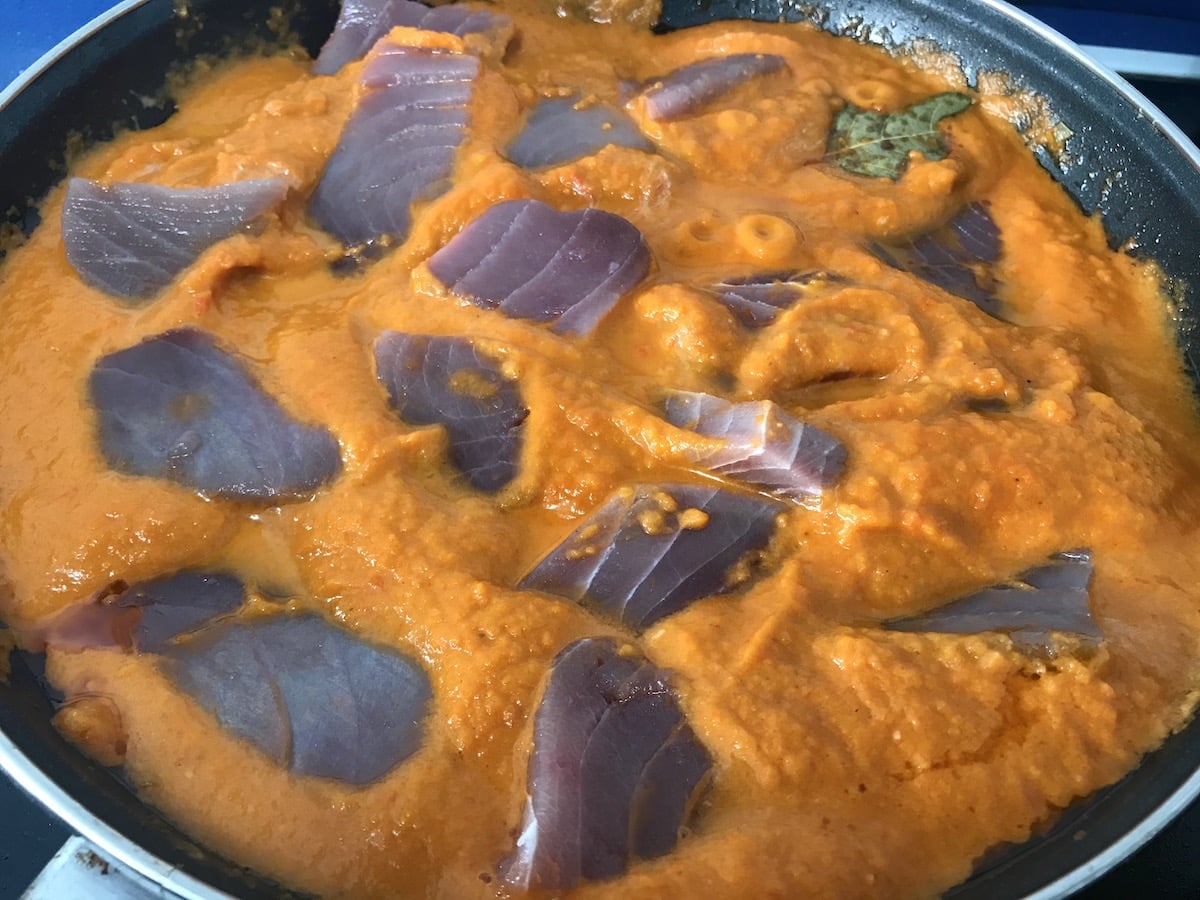 como hacer atún con tomate