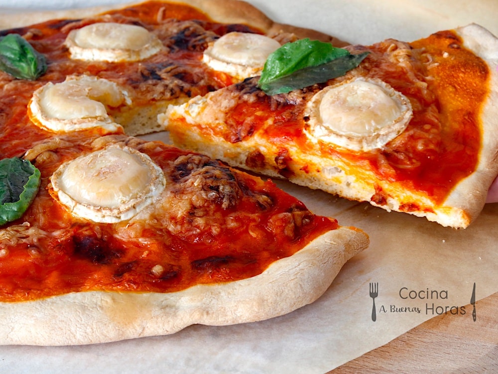 Pizza con Queso de Cabra y Albahaca. Pizza con Queso de Cabra y Albahaca.