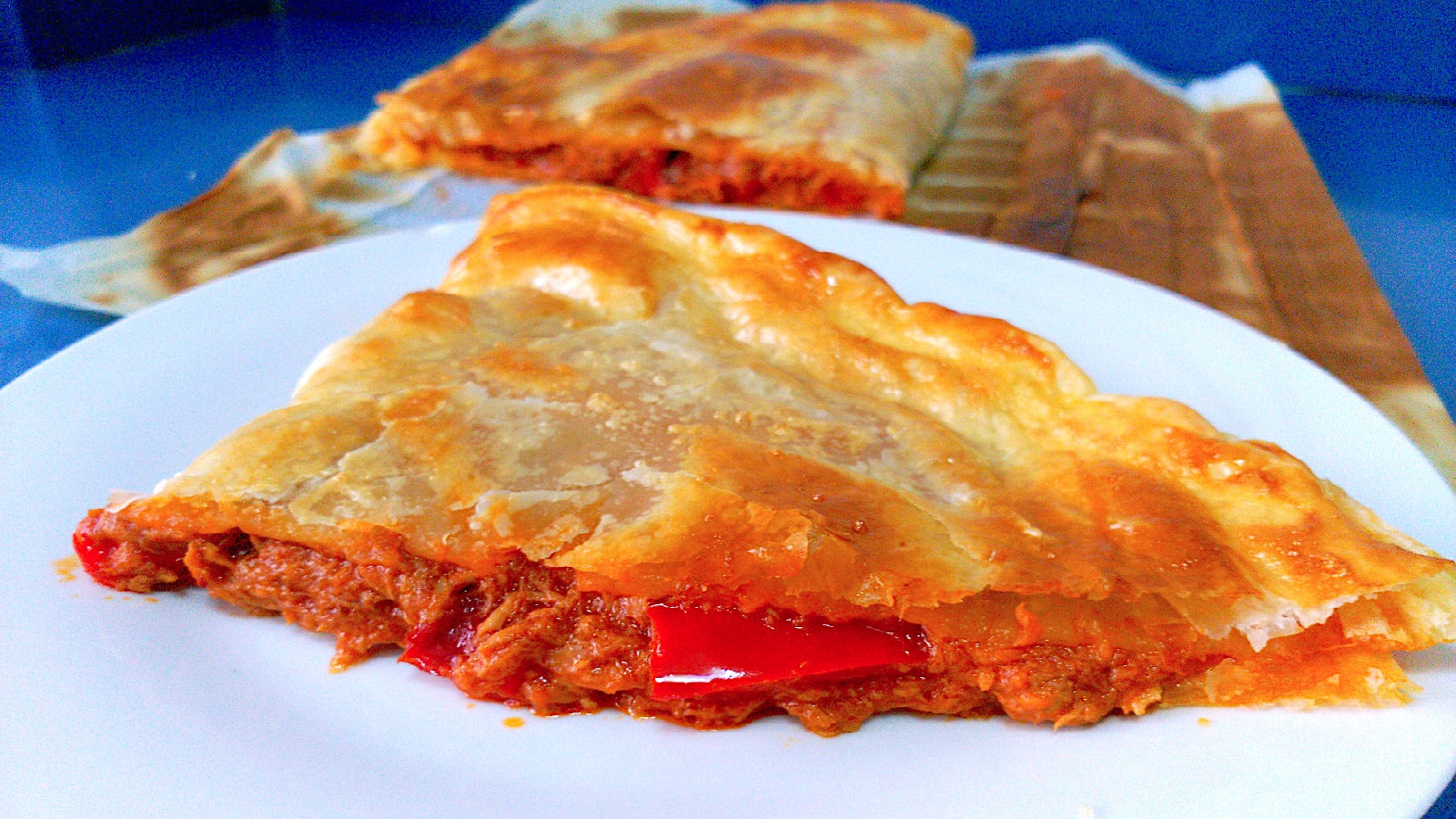 Empanada de Atún y Pimientos con Hojaldre Empanada de Atún y Pimientos con Hojaldre