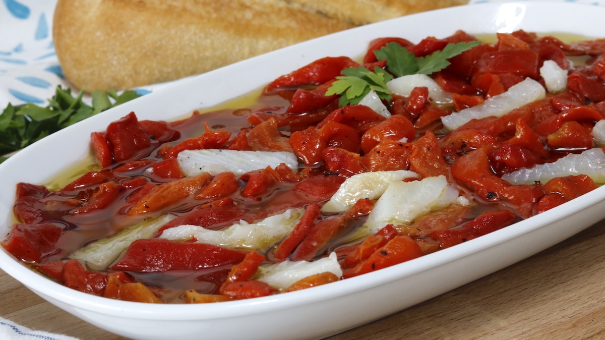 Ensalada de Pimientos Rojos Asados con Bacalao Ensalada de Pimientos Rojos Asados con Bacalao
