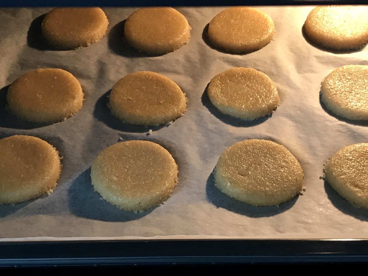 galletas de coco en el horno