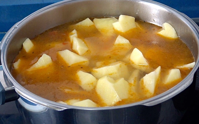 guiso de patatas con carne olla