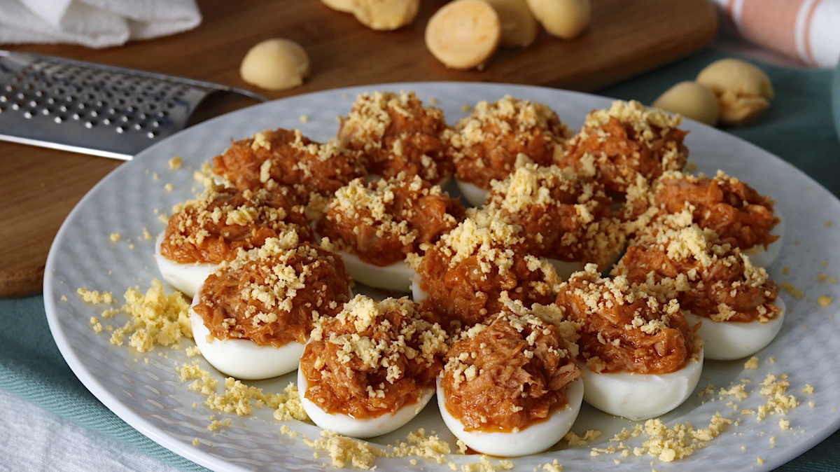 Huevos Rellenos de Atún y Tomate Huevos Rellenos de Atún y Tomate