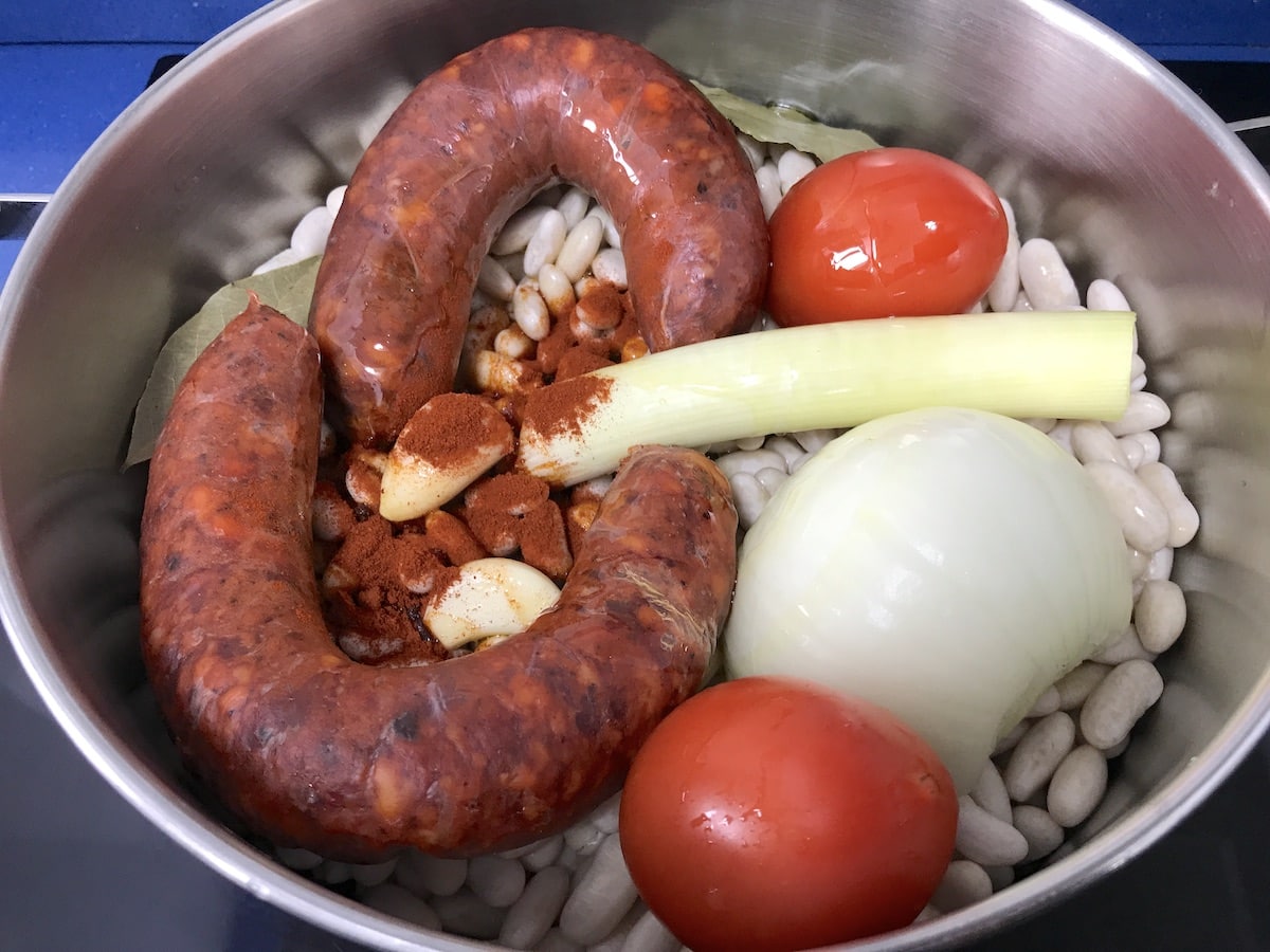 ingredientes para alubias con chorizo