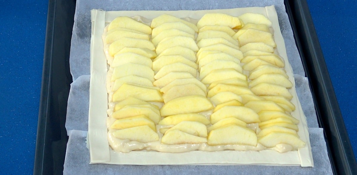 Manzanas sobre la crema y el hojaldre