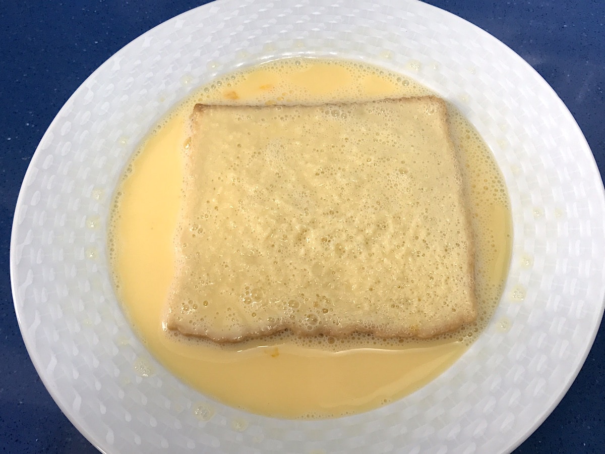 Mojando el pan para tostada francesa