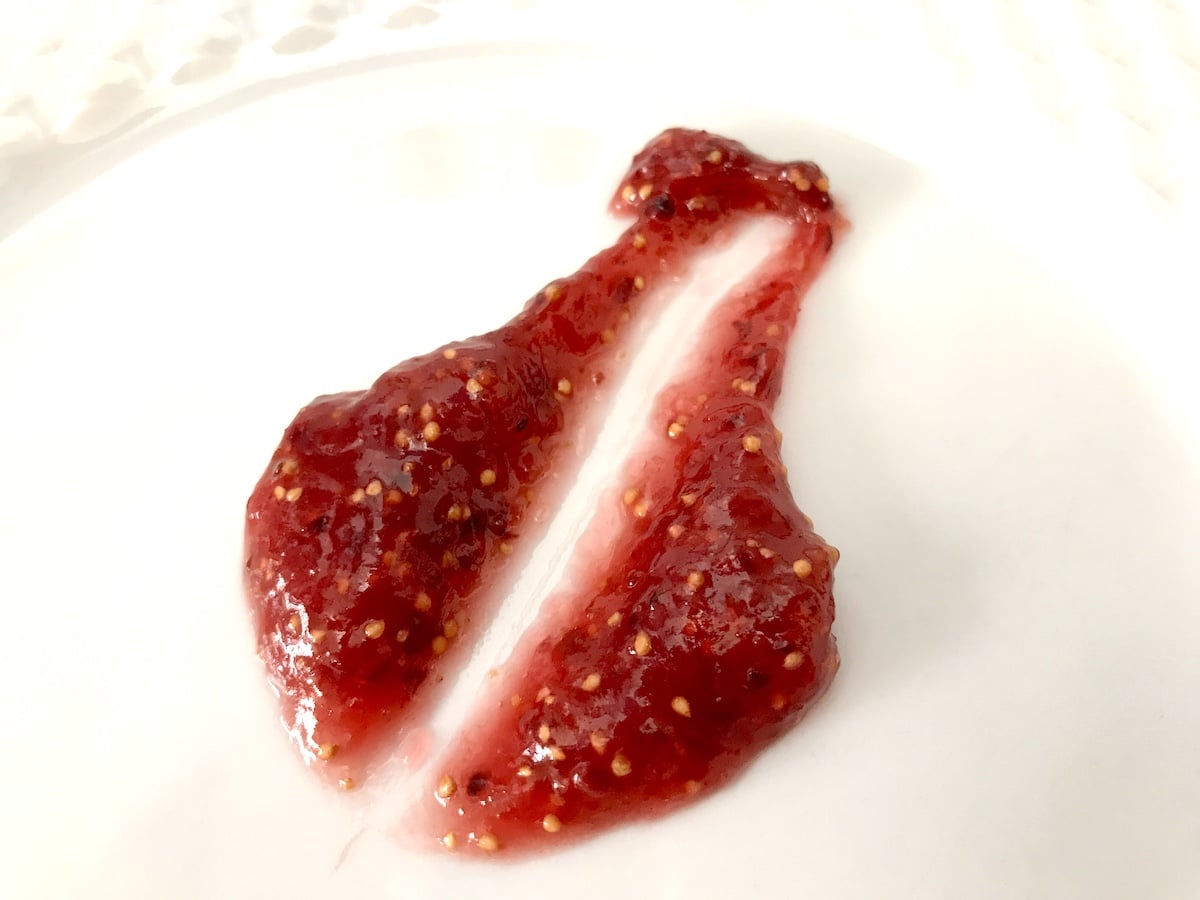 Prueba de la cuchara de la mermelada de higos
