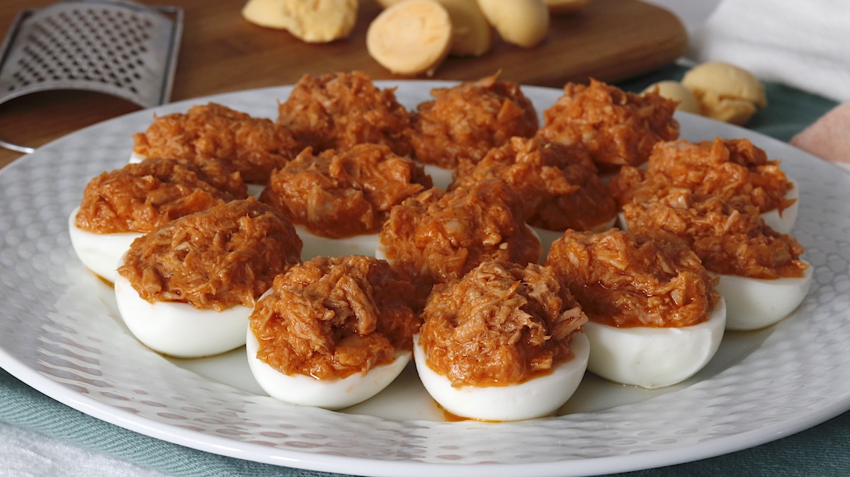 receta de huevos rellenos de atun y tomate