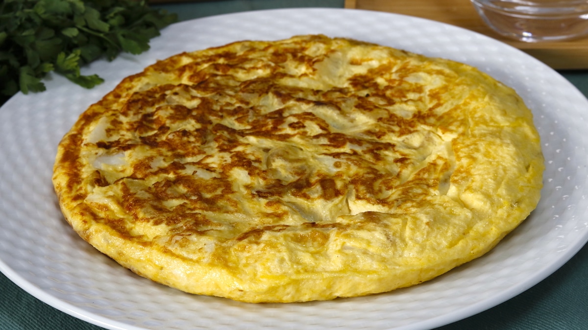 receta de tortilla de bacalao y cebolla caramelizada