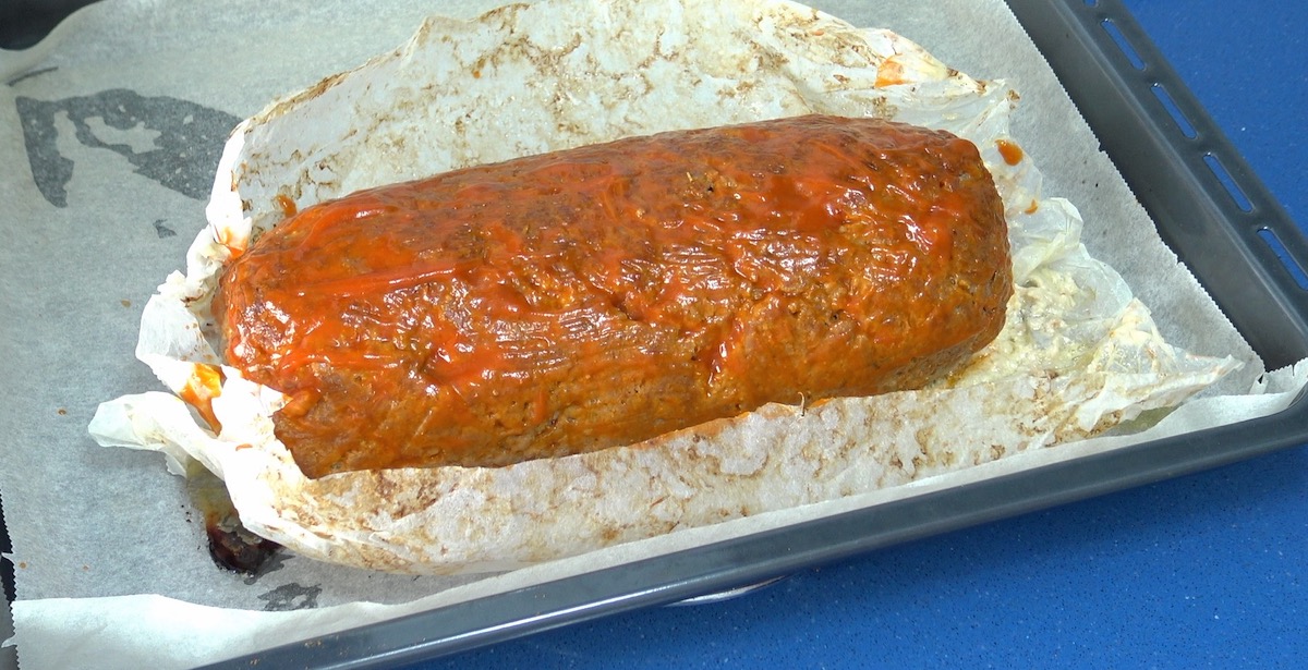 Rollo de carne relleno de queso pintado