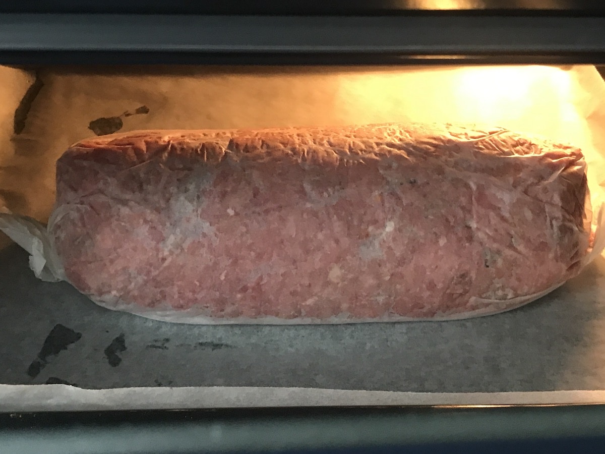 Rollo de carne relleno de queso en horno