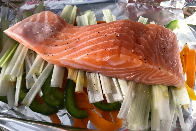 salmon en papillote con verduras crudo