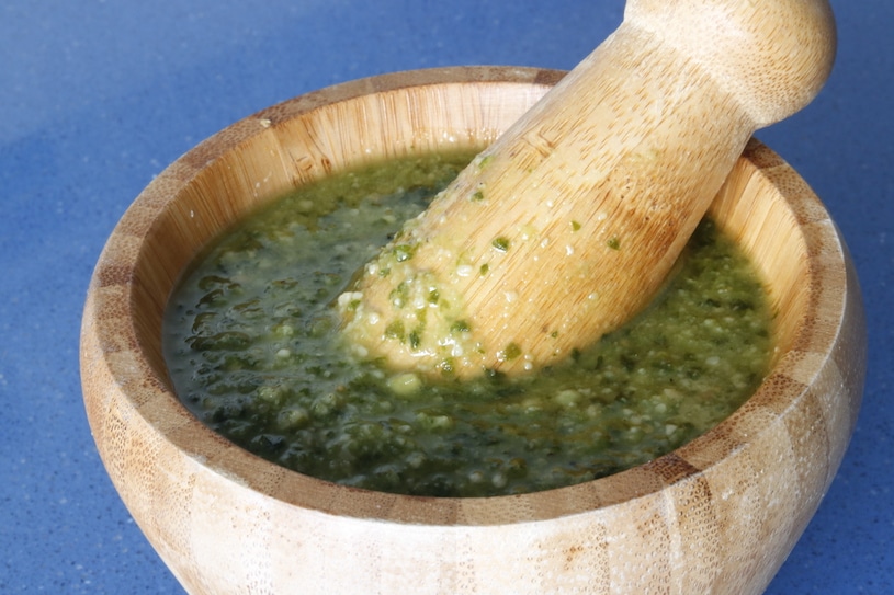 salsa pesto albahaca mortero