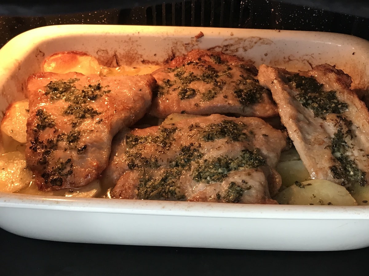 secreto de cerdo en el horno