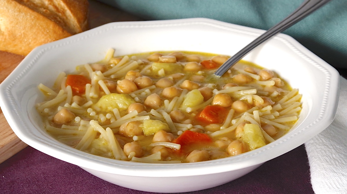 Sopa de Garbanzos con Fideos Sopa de Garbanzos con Fideos