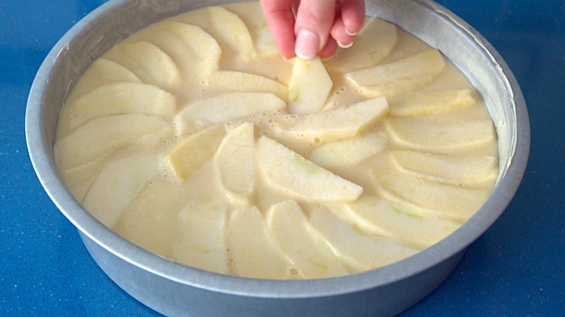 Tarta de manzana colocando manzanas