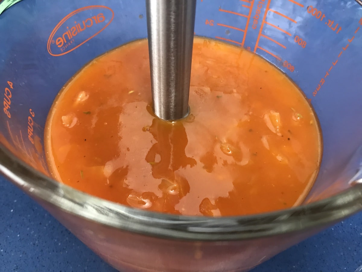 Triturando la salsa de los filetes rusos en salsa